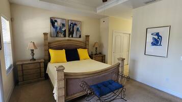 3 chambres, coffres-forts dans les chambres, fer et planche à repasser