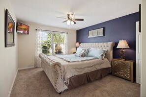 6 slaapkamers, een bureau, een strijkplank/strijkijzer, reisbedje