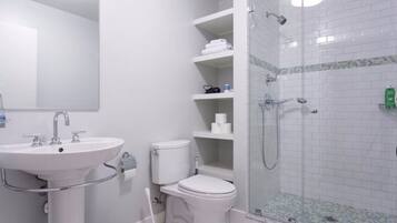 Doccia, asciugacapelli, asciugamani, sapone