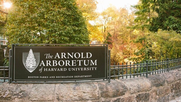 A sign for The Arnold Arboretum of Harvard University, part of the Boston Parks and Recreation Department. - Newly renovated pet friendly apt by parks and train! (Boston)