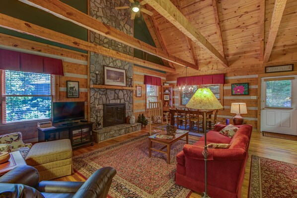 Smart TV, fireplace - Log Cabin, Hot tub, wi-fi, central location! (Seven Devils)