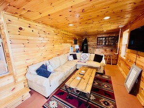 Flat-screen TV, fireplace, foosball - DOWNTOWN BLOWING ROCK(1.5mi) Three Bears Hot tub (Lenoir)