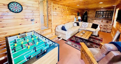 Bañera de hidromasaje, futbolín, WIFI, Wetbar, privado, a 5 minutos del centro de Blowing Rock.