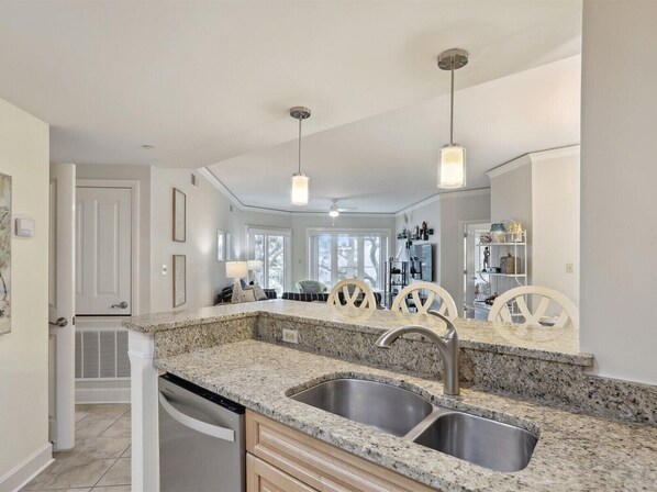 Refrigerador, microondas, horno y lavavajillas