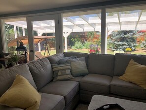 Smart TV, fireplace, books, stereo