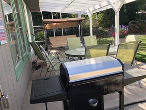 Outdoor dining -  CHARMING  & IMMACULATE!!  Walk To DOWNTOWN & Urban trail 20 min to Mountain Fun (Flagstaff)