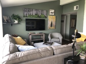 Smart TV, fireplace, books, stereo -  CHARMING  & IMMACULATE!!  Walk To DOWNTOWN & Urban trail 20 min to Mountain Fun (Flagstaff)