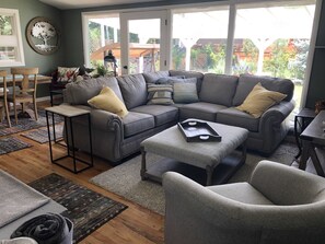 Smart TV, fireplace, books, stereo
