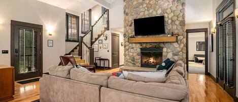 Una Smart TV, una chimenea, un reproductor de DVD, una videoteca