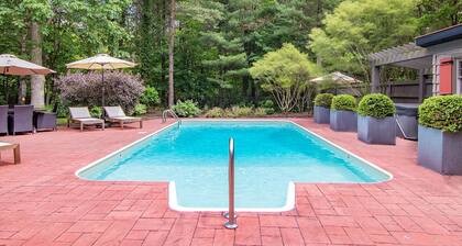 Lake Trail Lodge Oasis With Private Hot Tub; short bike to downtown Saugatuck!