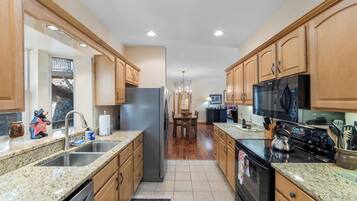 Coffee/tea maker, fridge, microwave, oven