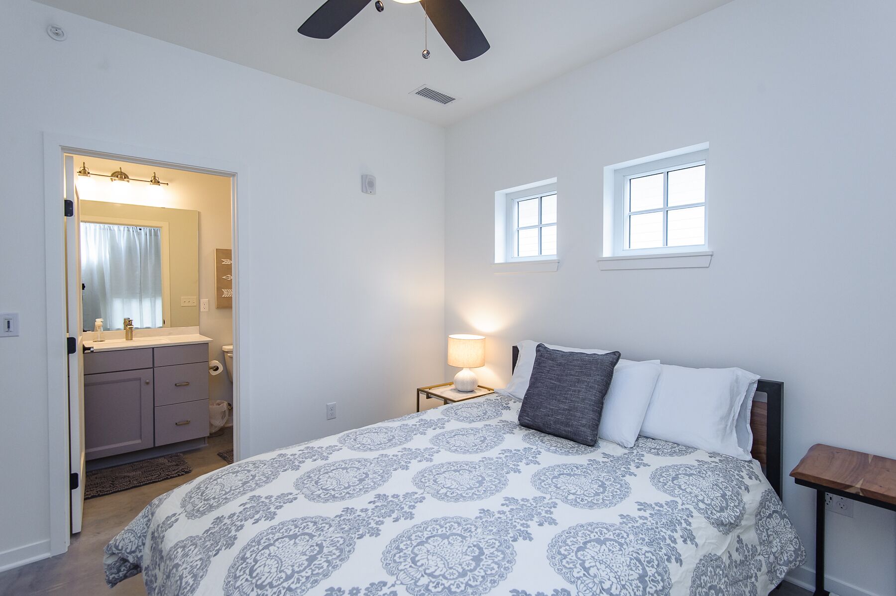 No Carpet, Fully-Furnished 2Bd/2Ba 7 Blocks to Mayo Clinic