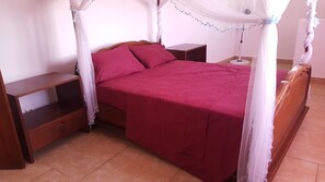 2 makuuhuonetta, työpöytä, ilmainen Wi-Fi, vuodevaatteet