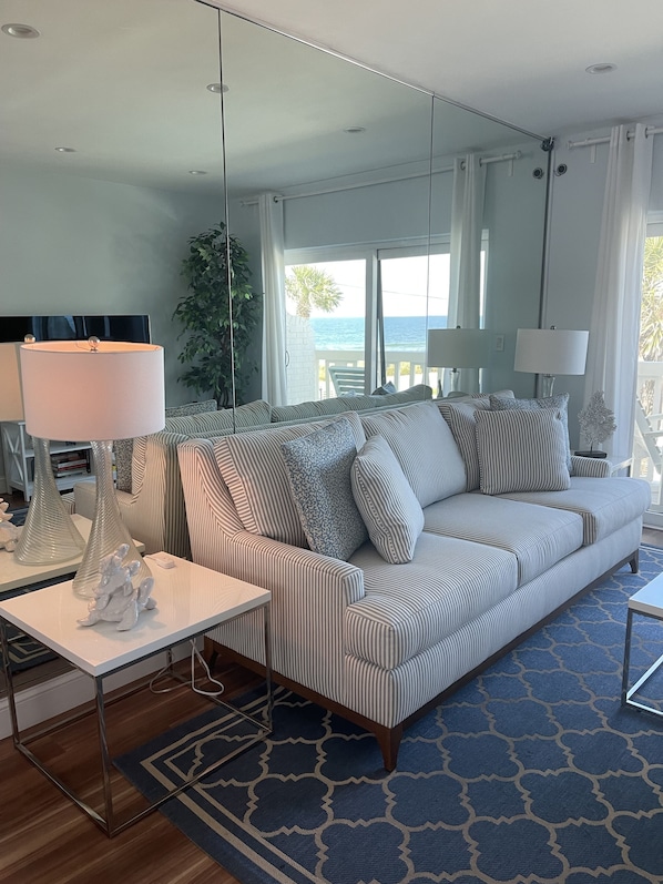 Een smart-tv en boeken