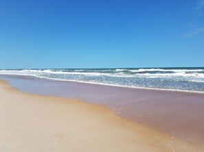 En la playa, camastros y toallas de playa
