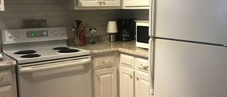 Frigorífico, microondas, horno y placa de cocina