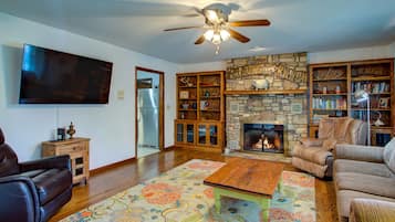 Smart TV, fireplace, Netflix, Hulu