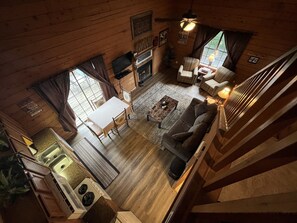 TV connectée, cheminée, lecteur de DVD, livres