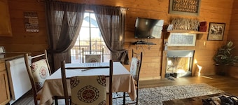Western themed cabin condo close to Branson fun, area lakes, and pet friendly