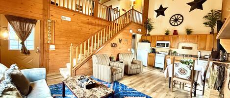 Smart-TV, peis, DVD-spiller og bøker