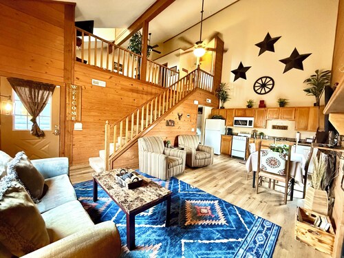 Cozy Ozarks Western Retreat ~ Couples & Small Family Friendly