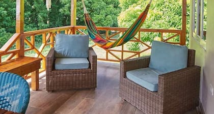 Eagles 'Base Cottage con impresionantes vistas del exuberante bosque y el mar Caribe