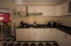 Refrigerador, parrilla de estufa, cafetera y tetera y tetera eléctrica 