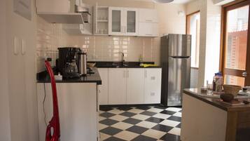 Fridge, stovetop, coffee/tea maker, electric kettle