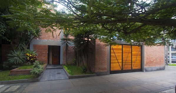Property grounds - Beautiful and totally renovated house in Miraflores best location. (Miraflores)
