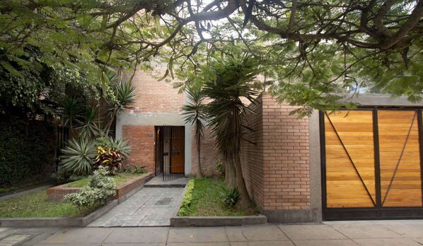 Property grounds - Beautiful and totally renovated house in Miraflores best location. (Miraflores)