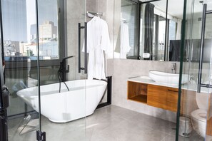 Emilia Penthouse Suite | バスルーム | バスアメニティ (無料)、ヘアドライヤー、タオル、石鹸