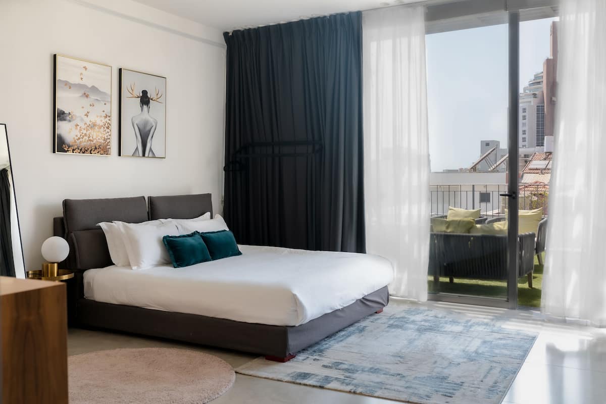 Emilia Penthouse Suite | 2 camere, biancheria da letto di alta qualità, cassaforte in camera
