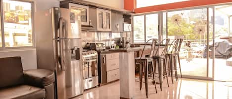 Een koelkast, een microgolfoven, een kookplaat