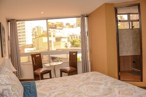 6 chambres, coffres-forts dans les chambres, bureau