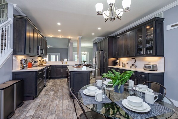 Refrigerador, microondas, horno, placa de cocina