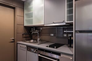 Refrigerador, horno, parrilla de estufa y lavavajillas 