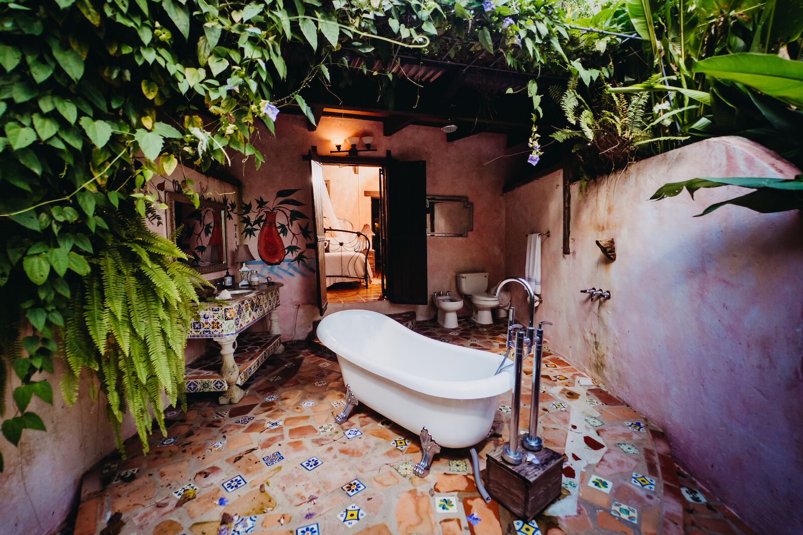 Secadora de cabello, toallas, jabón, shampoo 