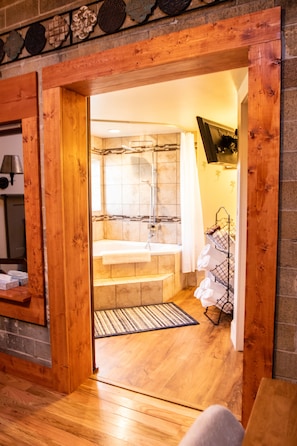 Combined shower/bathtub, jetted bath, hair dryer, towels