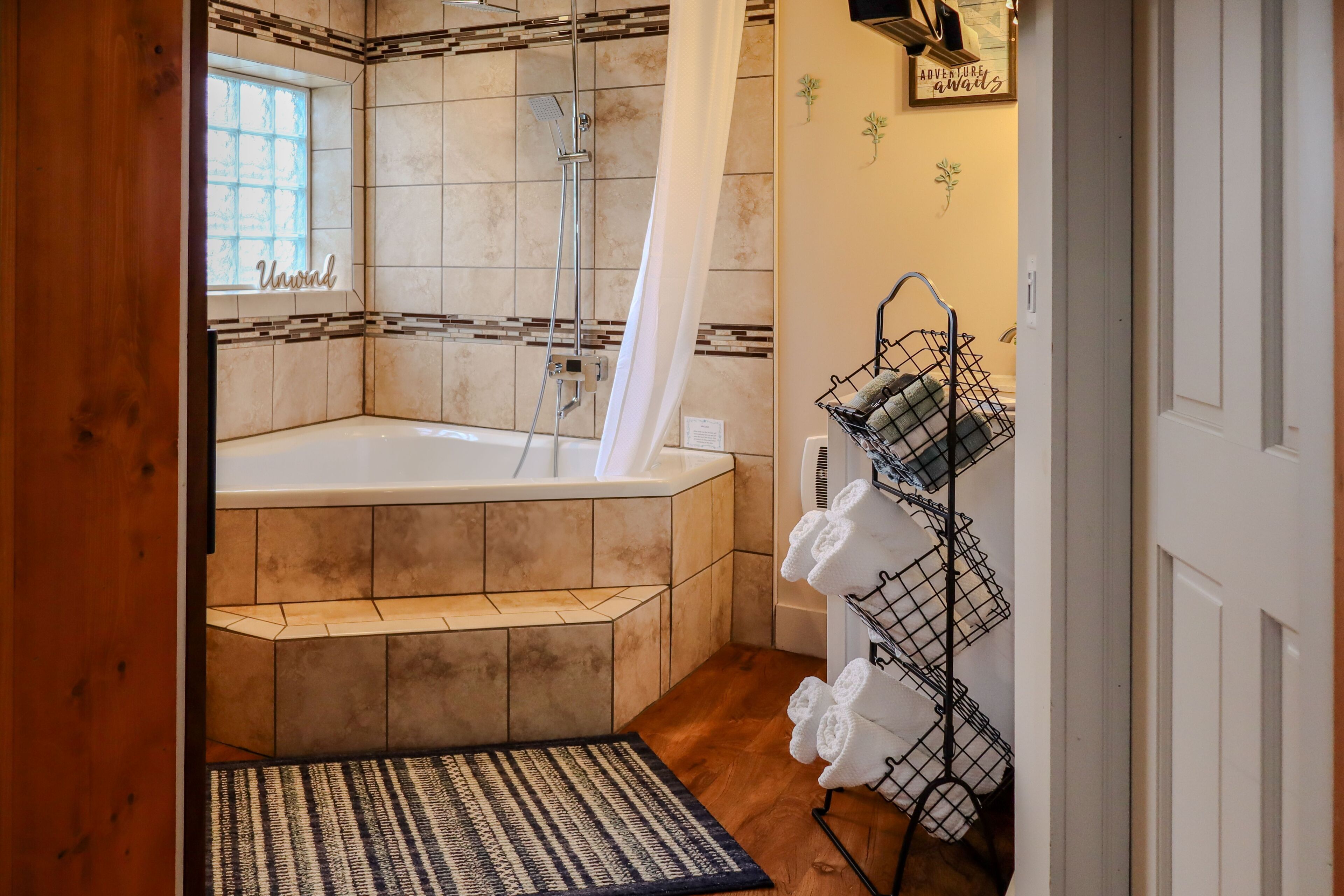 Combined shower/tub, jetted tub, hair dryer, towels