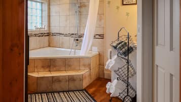 Combined shower/tub, jetted tub, hair dryer, towels