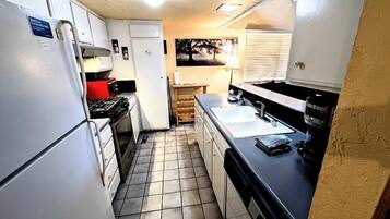 Een koelkast, een magnetron, een oven, een kookplaat