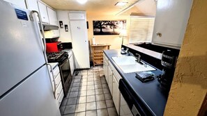 Een koelkast, een magnetron, een oven, een kookplaat