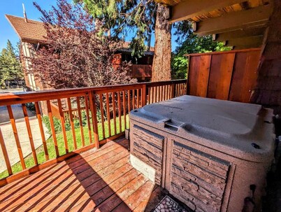 Cozy and Inviting Townhouse Just Steps from Snow Summit Ski Resort
