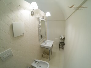 Bruser, hårtørrer, bidet, håndklæder
