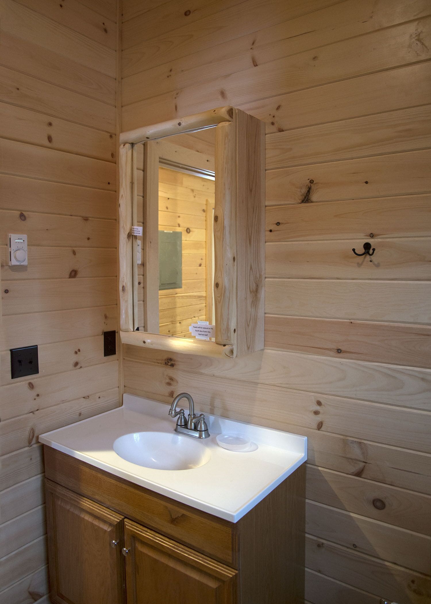 Serviettes fournies, savon, papier de toilette