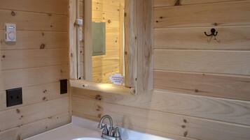 Serviettes fournies, savon, papier de toilette