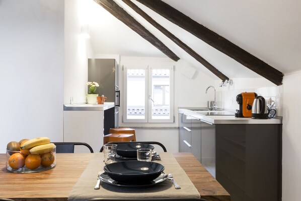 Réfrigérateur, micro-ondes, plaque de cuisson, cafetière/bouilloire