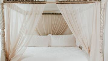 6 bedrooms, desk, iron/ironing board, free WiFi