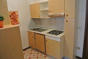 Réfrigérateur, batterie de cuisine, vaisselle et ustensiles