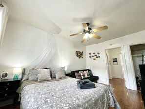 1 chambre, fer et planche à repasser